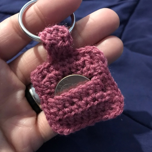 Crocheted Aldi Quarter Keeper Keychain - Picture 2 of 3